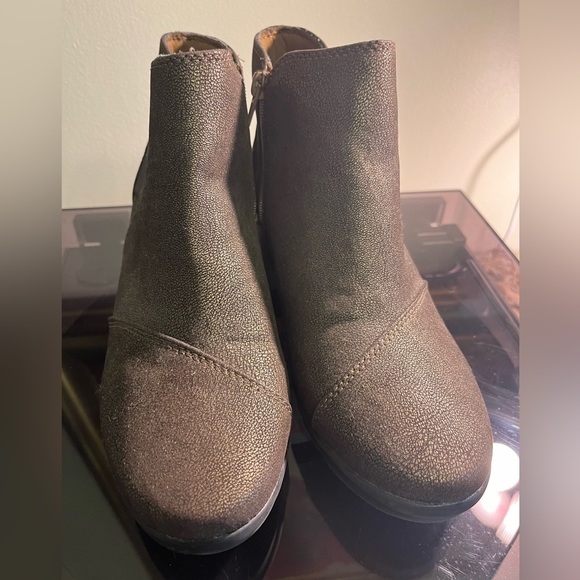 *EUC* Clark's Cloudsteppers Light Gold Booties - Picture 3 of 6